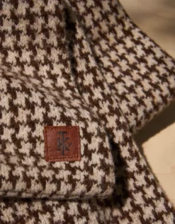 AE X Tru Kolors Knit Houndstooth Scarf Brown 5 AE X Tru Kolors Knit Houndstooth Scarf Brown -American Eagle Fashion 0226 8489 200 d1